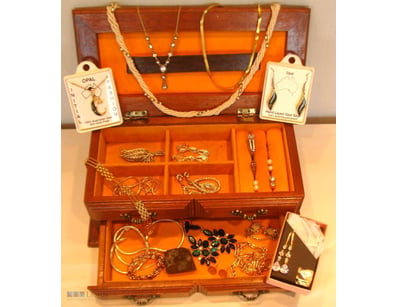 JEWELLERY BOX WITH ASSORTED JEWELLERY 

Includes V...