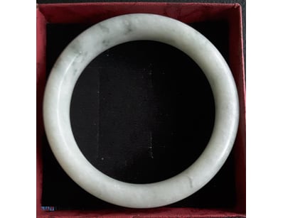 CHINESE LIGHT GREEN JADE BANGLE        

Condition...