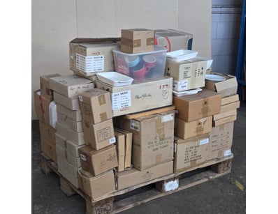 Bulk lot of tableware and kitchenware comprising m...