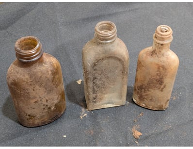 COLLECTION OF MEDICINAL GLASS BOTTLES AND VESSELS...