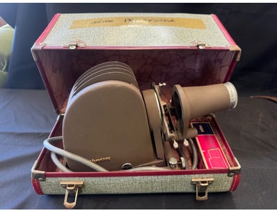 VINTAGE VULTAMAX SLIDE PROJECTOR WITH  CASE

Ite...