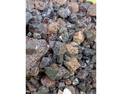 439 GRAMS ROUGH GARNETS

655266+125


