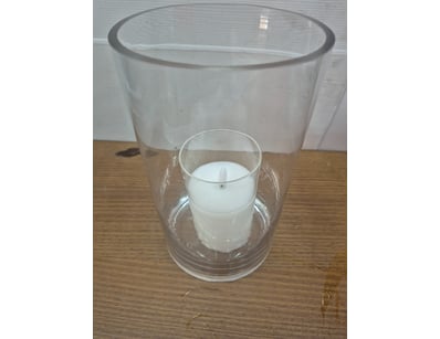 Lot of 4 ledlight candles with candle holders.

So...
