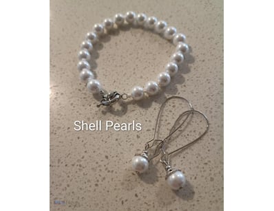 WHITE SHELL PEARL BRACELET AND DROP EARRINGS      ...