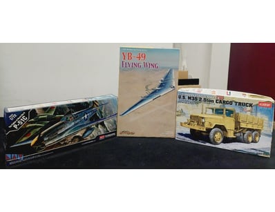 LOT OF THREE UNASSEMBLED SCALE MODEL KITS - MILITA...