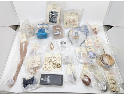COLLECTION OF JEWELLERY PIECES INCLUDING EARRINGS,...
