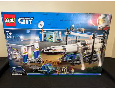 **UNRESERVED** LIFETIME COLLECTION OF LEGO PART... - Lot 321