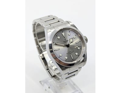 TUDOR  GENEVE      

DIAL: SILVER WITH APPLIED I...