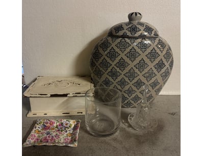 Assorted selection of homewares and ornaments 

...