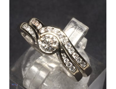 STUNNING  SOLID 18 CARAT YELLOW GOLD ENGAGEMENT & ...