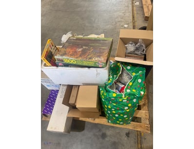 Pallet lot of homewares including, vinyls, juicer,...