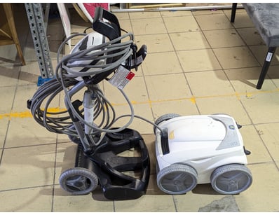 Zodiac Aqualink 4WD robotic pool cleaner with cabl...