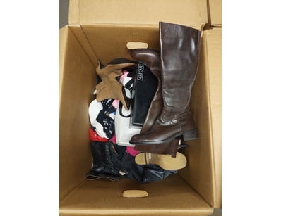 Mixed footwear lot containing approximately 6-8 pa...