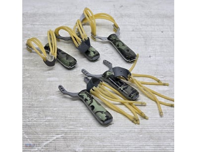 Bait throwers, 5x bait throwers, plastic handle wi...