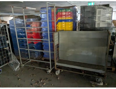 Industrial mobile storage cage with collapsible me...