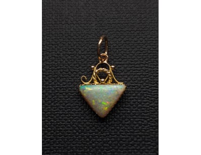 9CT YELLOW GOLD OPAL PENDANT


583010+90


