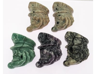 6 CRYSTAL SKULL IN HAND

Green Aventurine, Pictu...