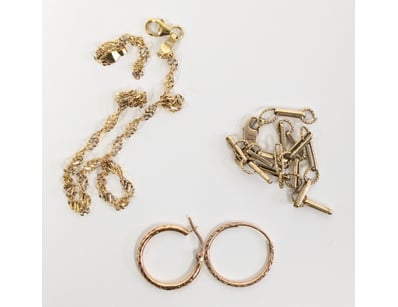 Lot of 9K scrap gold jewellery comprising multiple...