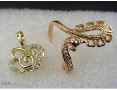 GOLD COLOUR RING SIZE8, PENDANT        

Condition...