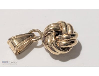 9CT GOLD SMALL KNOT PENDANT     

Marked 375 & Ita...
