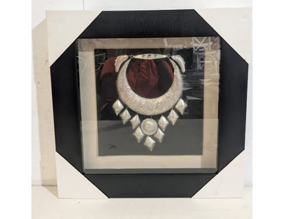 Exquisite silver statement necklace featuring a su...
