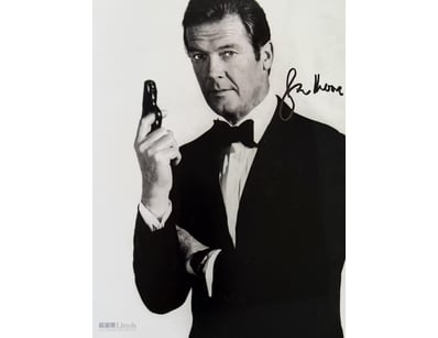 JAMES BOND'S ROGER MOORE SIGNED PHOTO 

Roger Moor...