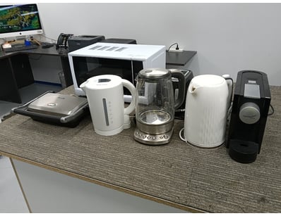 Dyson, Apple & Other Major Brand Reseller Liquid... - Lot 86