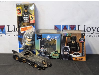 BATMAN COLLECTIBLES COLLECTION - ACTION FIGURES, B...