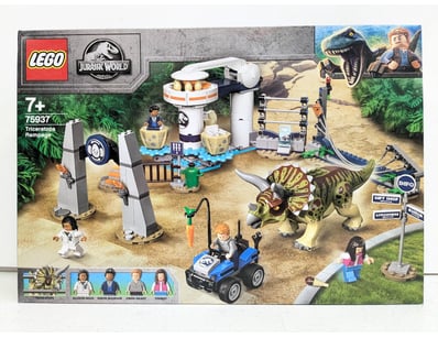 LEGO Jurassic World Set 75937 Triceratops Rampage....