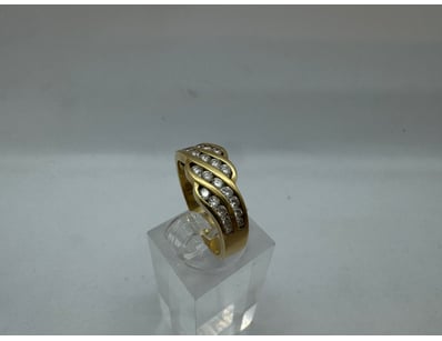 18K GOLD RING WITH DIAMONDS

3.9G

Dimensions:...