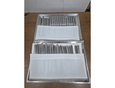 2 trays of silver dinner snives. 

Sold as lot

