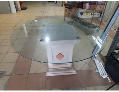 Round Glass Table

Dimensions H:74cm W:137cm D:137...