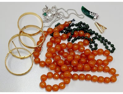 BAKELITE PRAYER BEADS, BANGLES & ASSORTED JEWELLER...