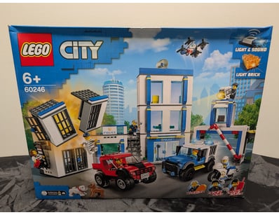 **UNRESERVED** LIFETIME COLLECTION OF LEGO PART... - Lot 752