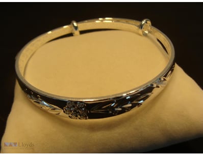 STERLING SILVER 925 BANGLE WITH JEWELLERY POUCH.

...