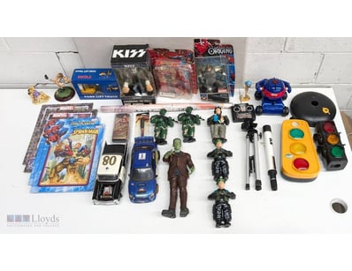 COMPREHENSIVE VINTAGE COLLECTIBLES ASSORTMENT - MA...
