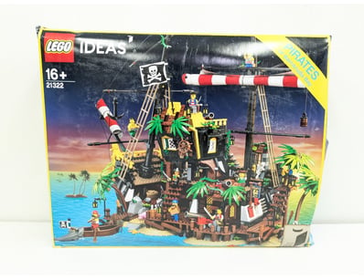 LEGO Ideas Pirate Ship set 21322, a comprehensive ...