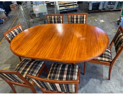 Wooden extendable dining table with chairs 

Dim...
