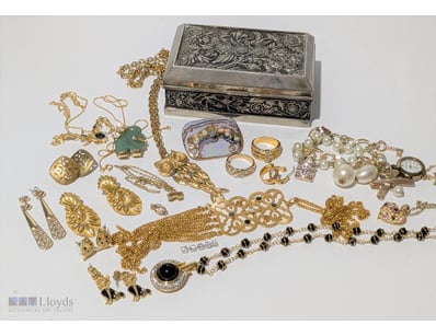 ASSORTED COSTUME JEWELLERY IN SILVER COLOURED EMBO...
