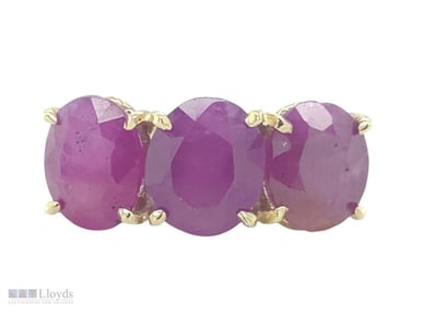 9CT YELLOW GOLD THREE STONE RUBY RING – 5.82CT NAT...