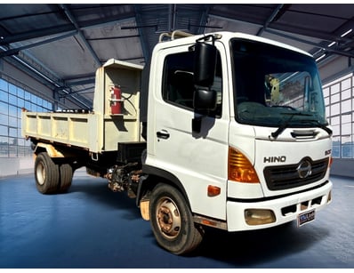 <b>Hino FC64J Tipper Truck (Repaired Write-Off) - ...