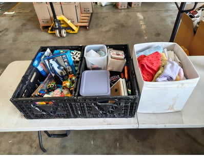 Assorted lot of toys and homewares, including 1000...