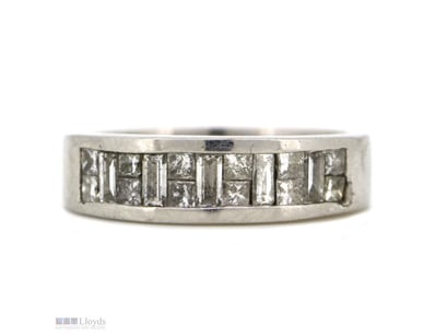 PT950 AND DIAMOND, BAND RING.      

The Ring Feat...