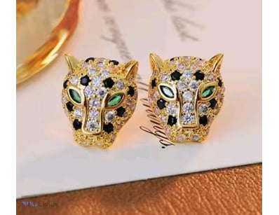GOLD STAINLESS LEOPARD HEAD STUD EARRINGS        
...