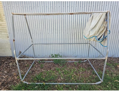 Feeding cage and horse blanket

Sold as lot

Onsit...