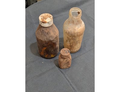 COLLECTION OF MEDICINAL GLASS BOTTLES AND VESSELS...
