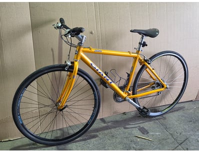 Bicycle, Giant Yukon features a distinctive bright...