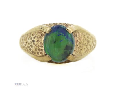 9K YELLOW GOLD AND OPAL, STATEMENT RING.      

Th...