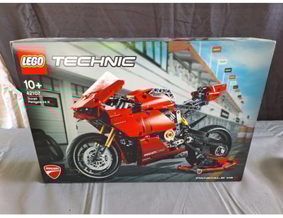 **UNRESERVED** LIFETIME COLLECTION OF LEGO PART... - Lot 157