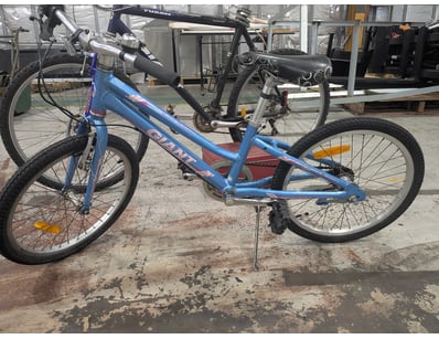Giant brand hybrid/commuter bicycle featuring a bl...